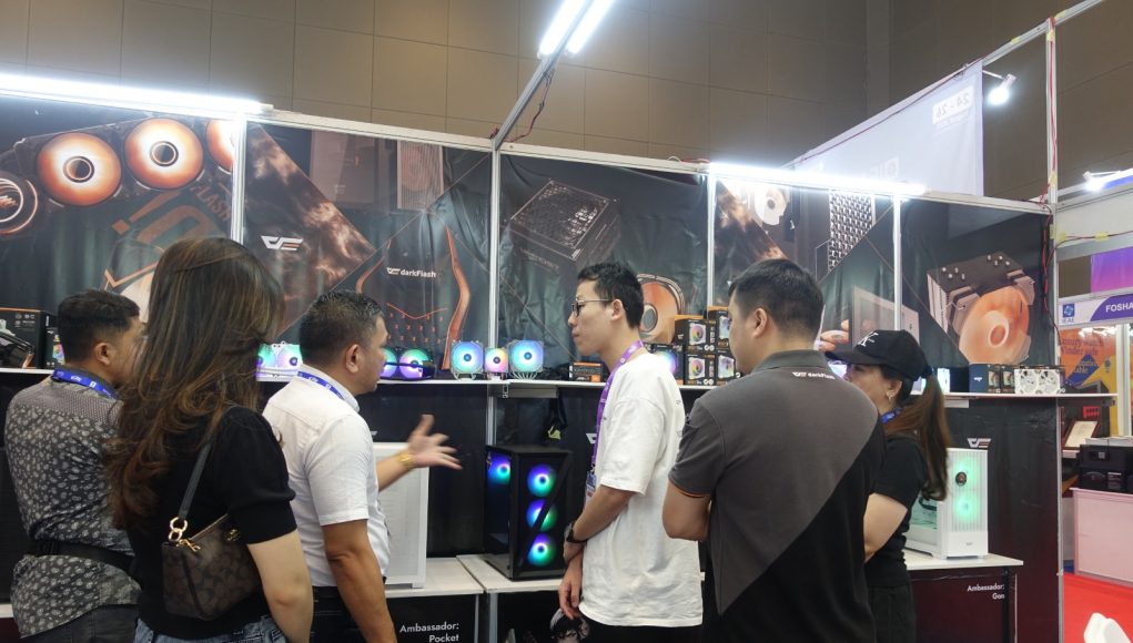 Produsen peralatan elektronik China merek Dark Flazh turut meramaikan Indonesia International Electronic & Smart Appliances Expo (IEAE) 2023 di Jakarta International Expo, Kemayoran Jakarta